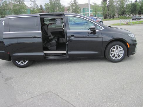 Used 2024 Chrysler Pacifica Touring-L FWD image 5