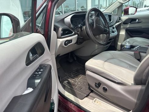 Used 2017 Chrysler Pacifica Touring-L Plus w/ Advanced Safetytec Group FWD image 6