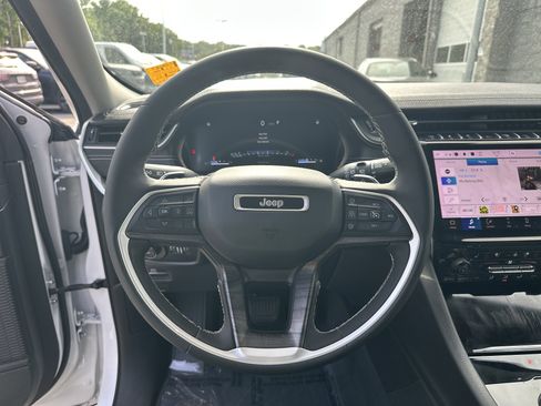 Used 2023 Jeep Grand Cherokee Limited w/ Luxury Tech Group II RWD image 26