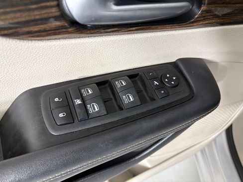 Used 2024 Chrysler Pacifica Limited image 15