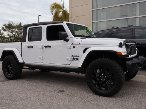 Used 2025 Jeep Gladiator Sport image 12