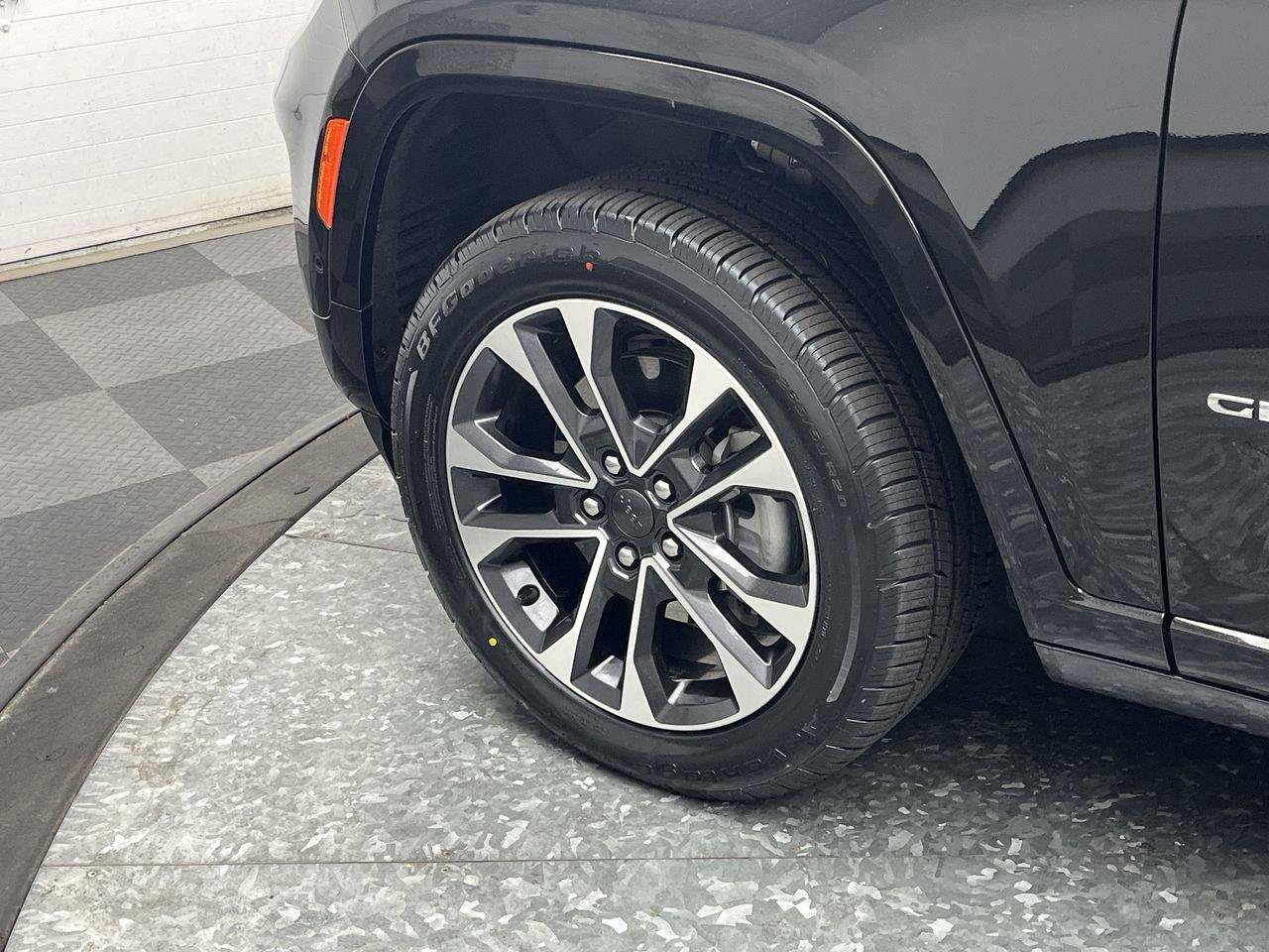 Used 2021 Jeep Grand Cherokee L Overland w/ Luxury Tech Group IV AWD/4WD image 37