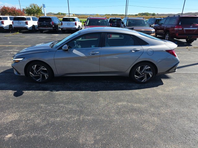 Certified 2025 Hyundai Elantra SEL w/ Cargo Package FWD image 2