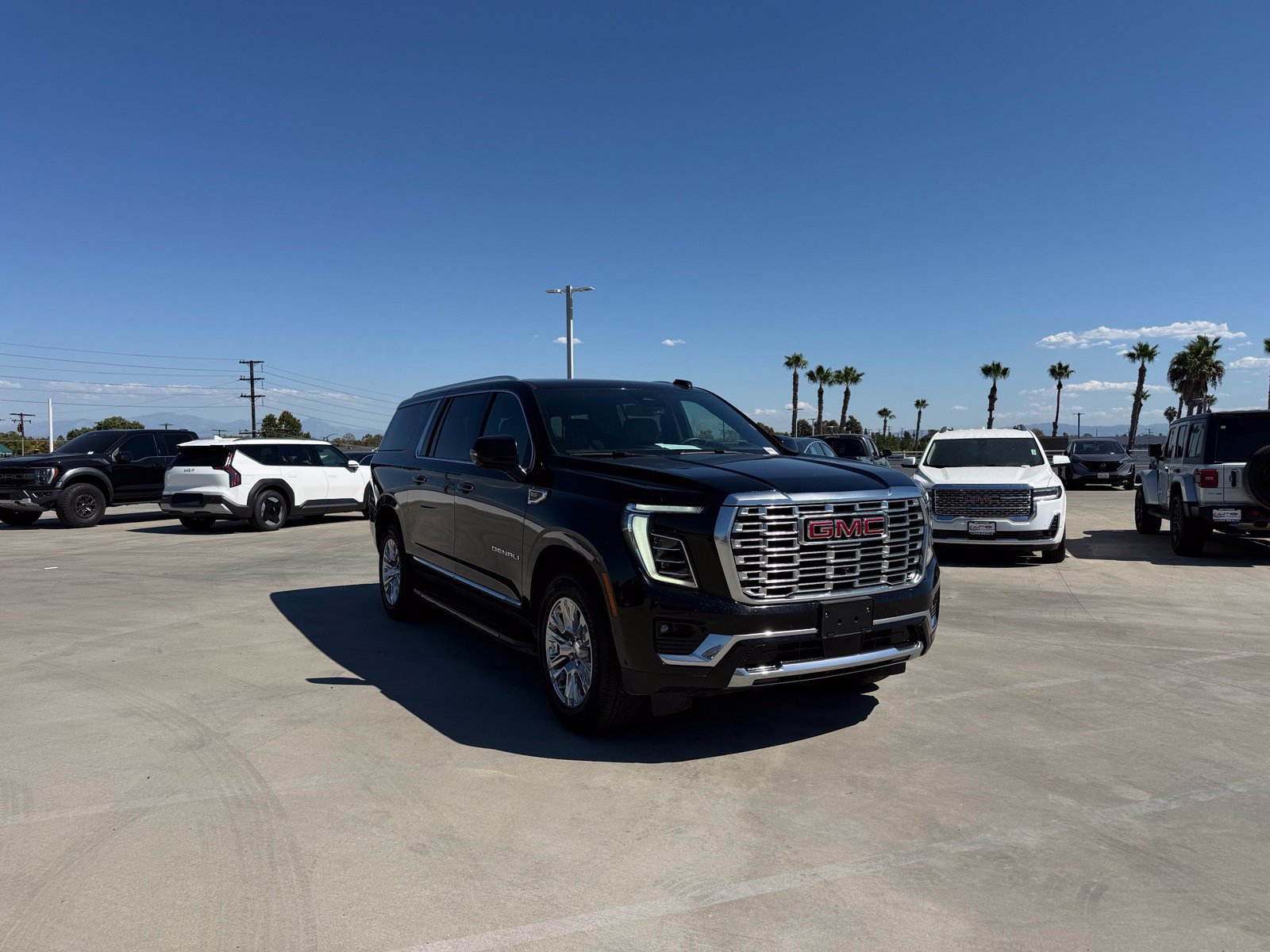 Used 2025 GMC Yukon XL Denali AWD/4WD image 4