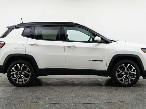 Used 2025 Jeep Compass Latitude image 11