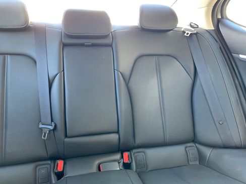 Used 2025 Genesis G70 2.5T image 37