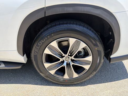 Used 2022 Toyota Highlander XLE FWD image 20