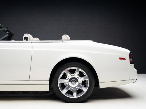 Used 2013 Rolls-Royce Phantom Drophead Coupe RWD image 23
