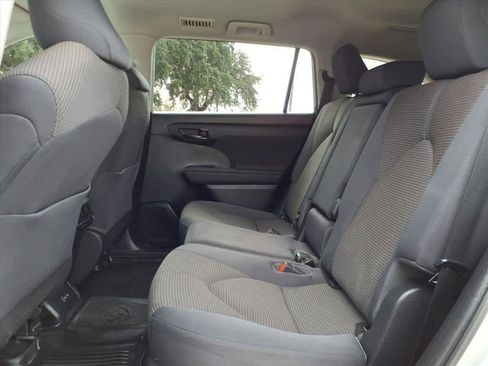Used 2023 Toyota Highlander LE image 24
