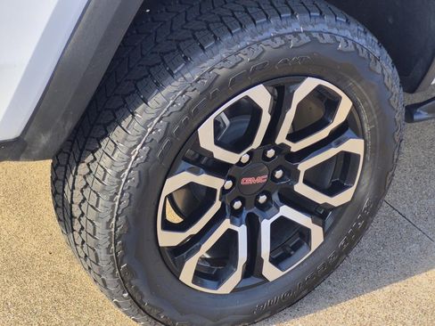 Certified 2025 GMC Canyon AT4 w/ Nightfall Edition AWD/4WD image 7