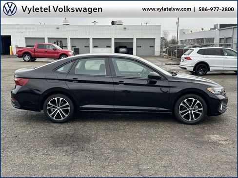 Used 2022 Volkswagen Jetta Sport image 2
