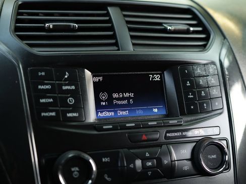 Used 2019 Ford Explorer XLT FWD image 12