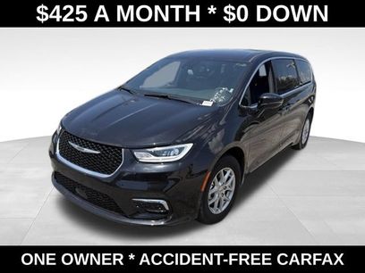 Used 2025 Chrysler Pacifica Select