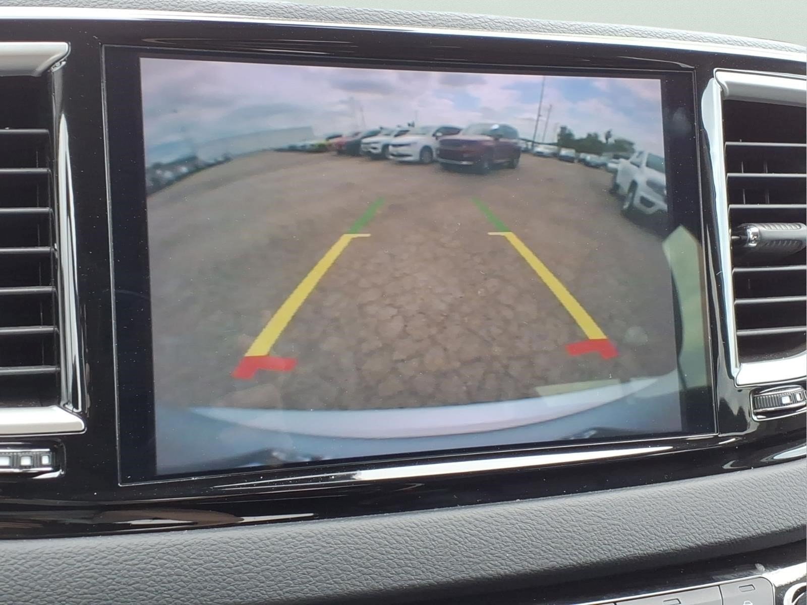 Used 2024 Chrysler Pacifica Touring-L FWD image 14