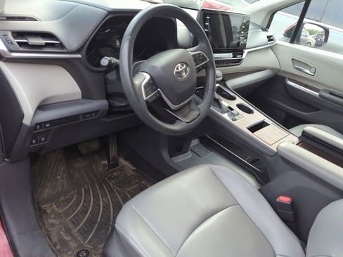 Used 2022 Toyota Sienna XLE AWD/4WD image 8