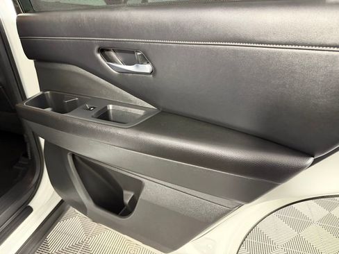 Used 2024 Nissan Pathfinder SL image 32