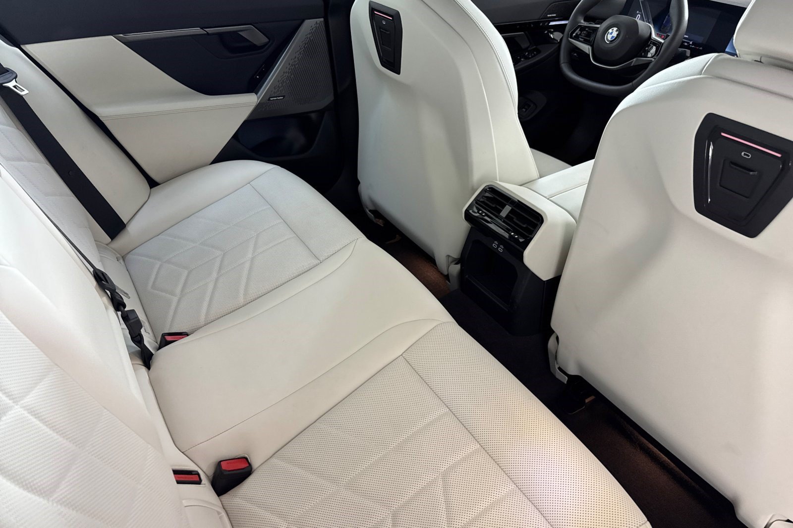 Used 2026 BMW 530i w/ Premium Package RWD image 33
