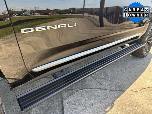 Used 2021 GMC Yukon XL Denali w/ Denali Premium Package image 12