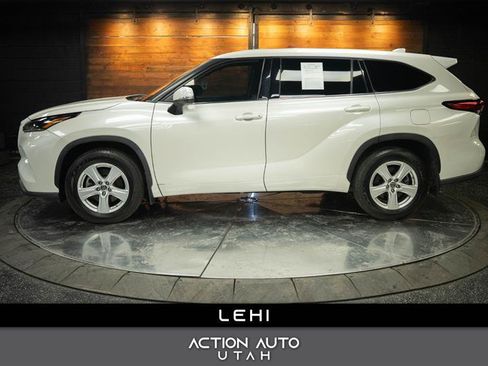 Used 2021 Toyota Highlander LE AWD/4WD image 1