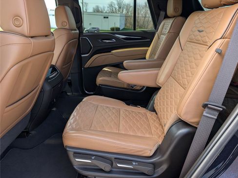 Used 2022 Cadillac Escalade Premium Luxury AWD/4WD image 20