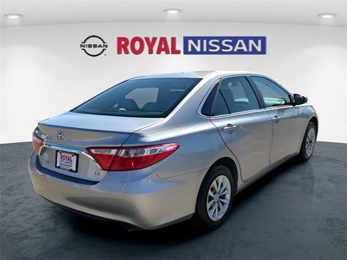Used 2017 Toyota Camry LE image 7