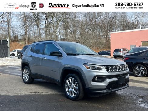 Used 2024 Jeep Compass Latitude image 1