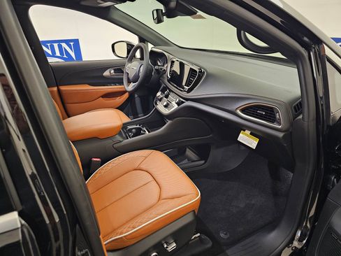 New 2026 Chrysler Pacifica Pinnacle AWD/4WD image 32