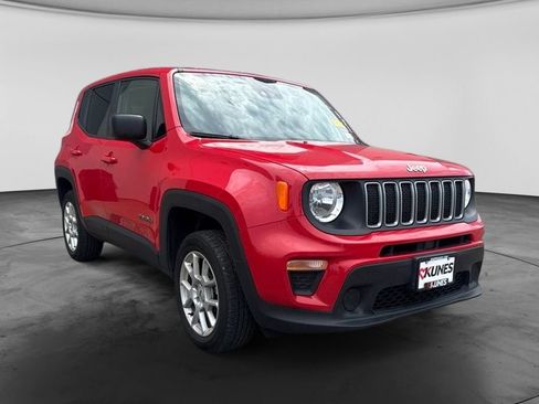 Used 2023 Jeep Renegade Latitude AWD/4WD image 3