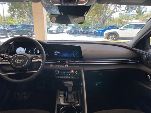 Used 2025 Hyundai Elantra SEL image 30