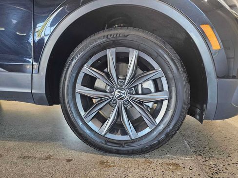 Used 2023 Volkswagen Tiguan SE w/ Panoramic Sunroof Package FWD image 9