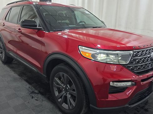 Used 2022 Ford Explorer XLT w/ XLT Sport Appearance Package AWD/4WD image 2