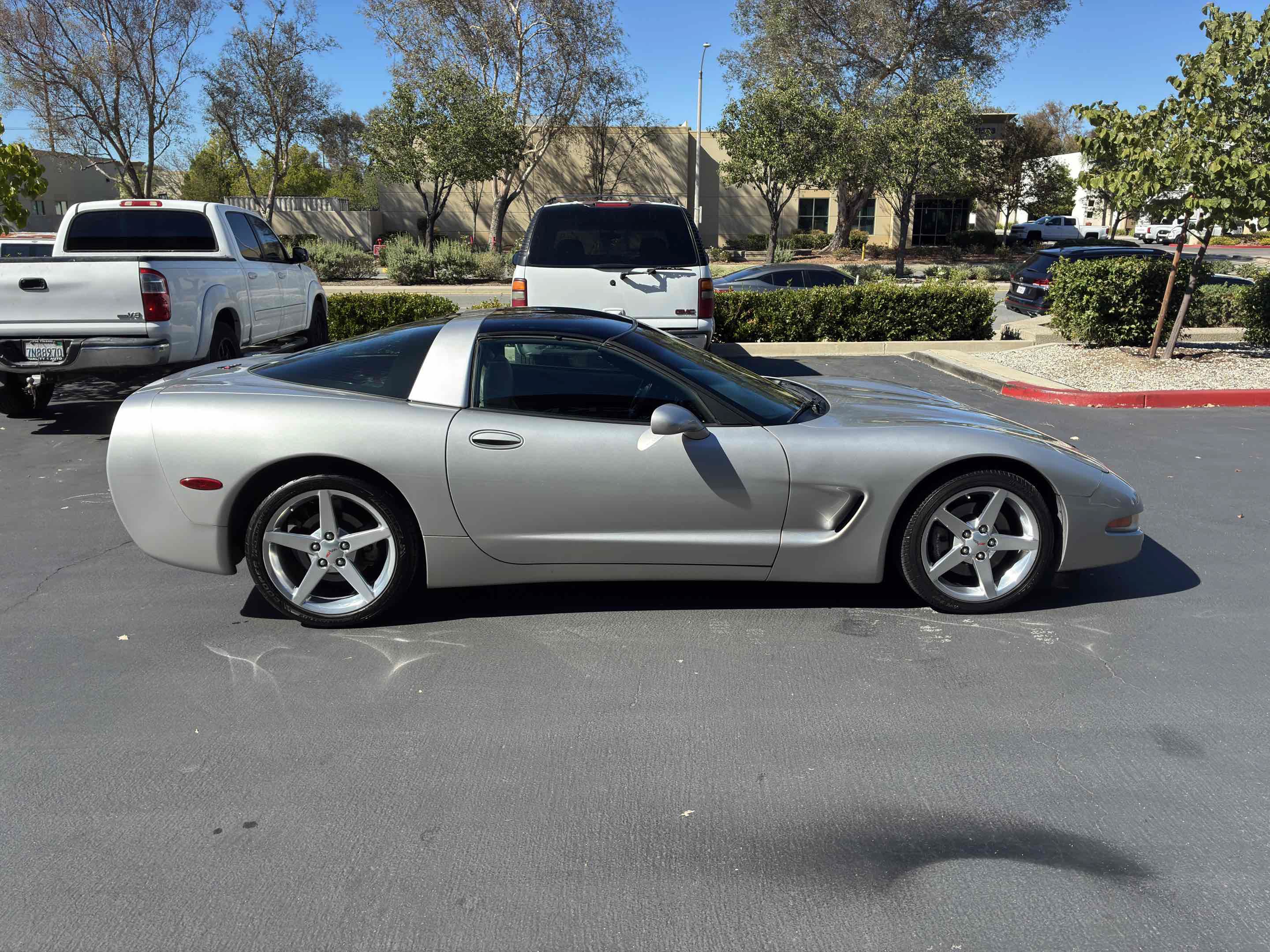 Used 2004 Chevrolet Corvette Coupe w/ Preferred Equipment Group RWD image 7