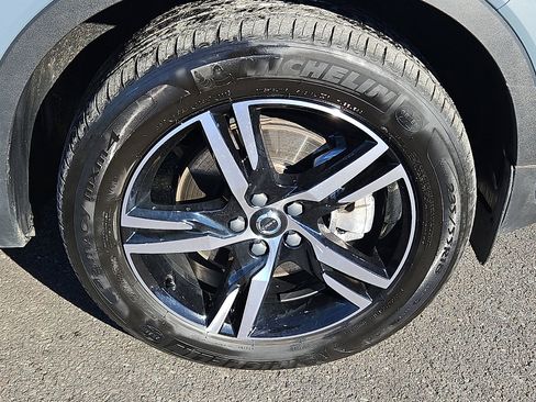 Used 2023 Volvo XC40 B5 Plus image 8