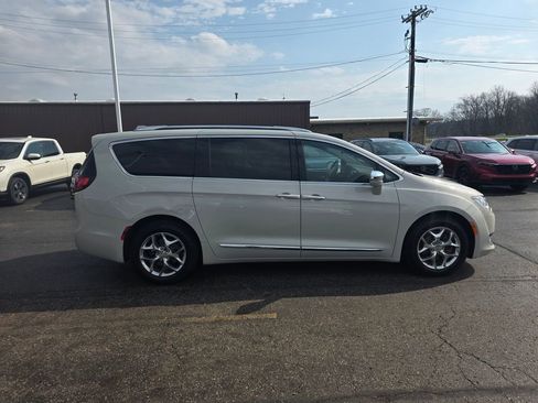 Used 2017 Chrysler Pacifica Limited w/ UConnect Theater Package image 2