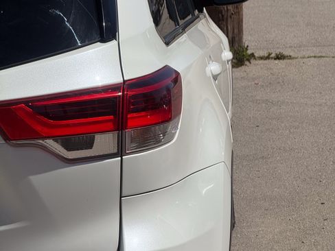Used 2017 Toyota Highlander SE AWD/4WD image 21