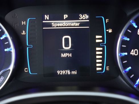 Used 2018 Chrysler Pacifica Touring-L image 7