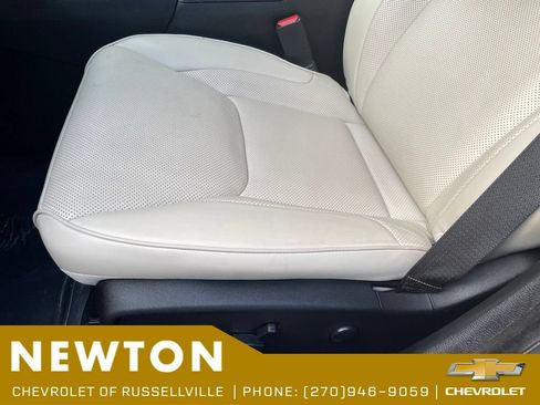 Used 2023 Chrysler 300 Touring L w/ Popular Equipment Group RWD image 6