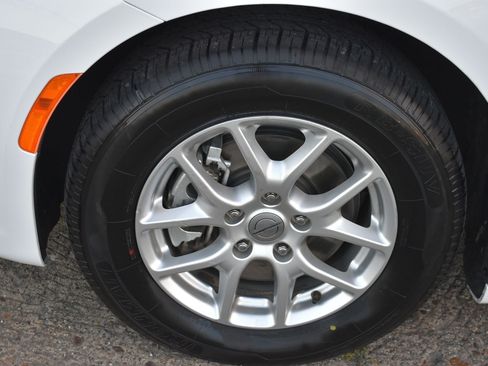Used 2025 Chrysler Pacifica Select FWD image 11