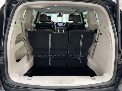 Used 2024 Chrysler Pacifica Touring-L image 22