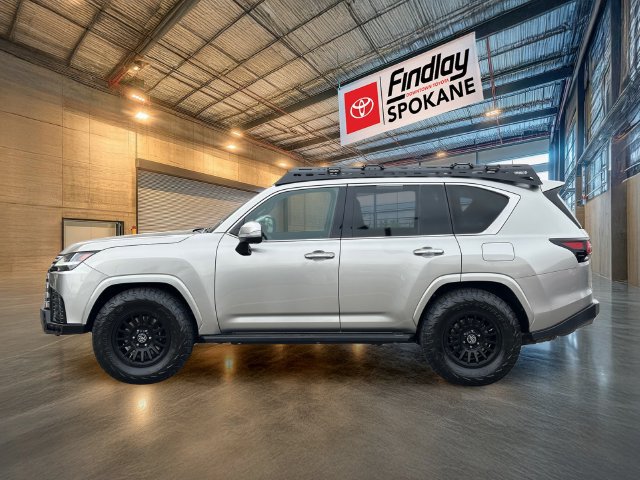 Used 2022 Lexus LX 600 4WD w/ Luxury Package image 3