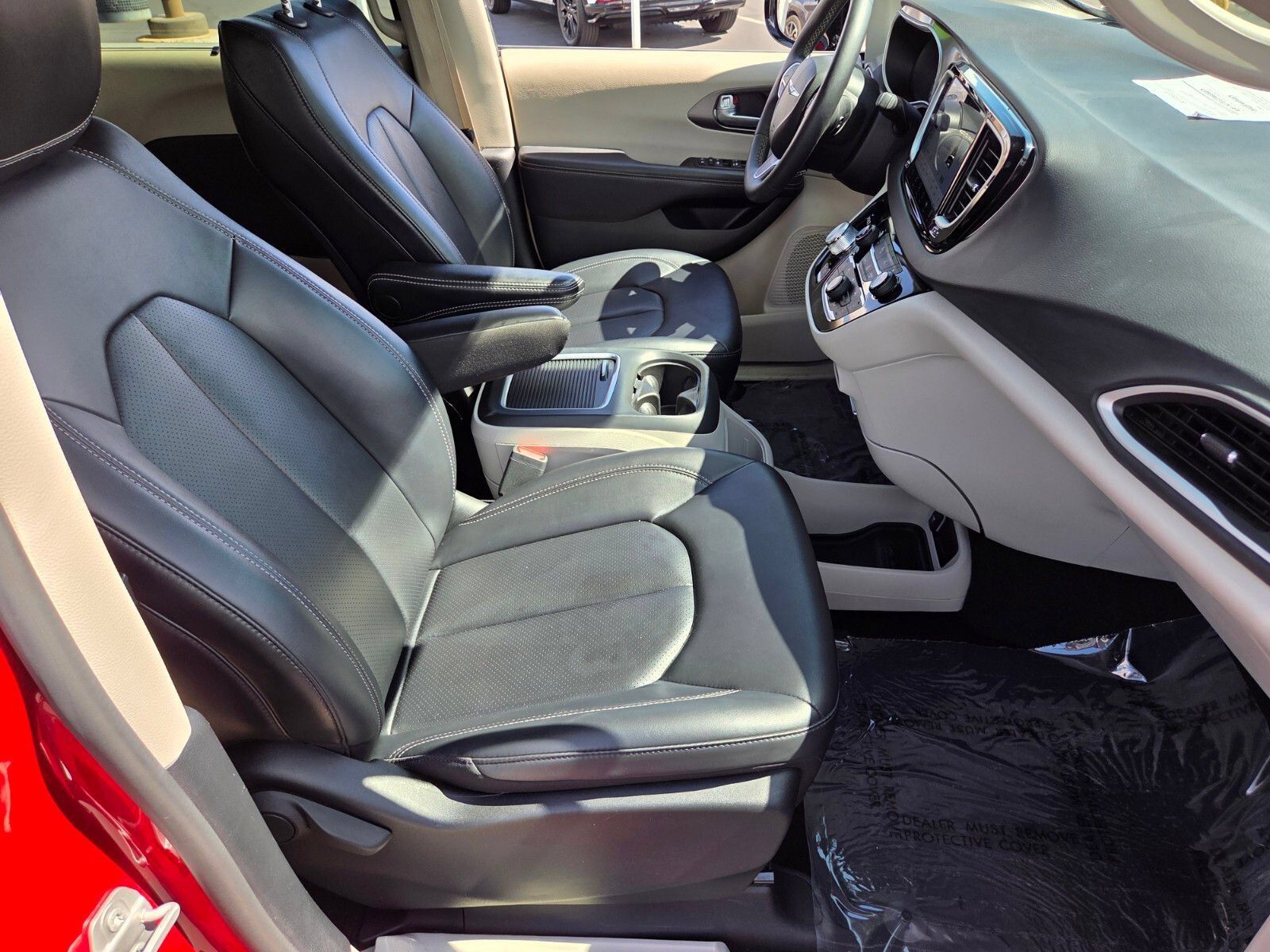 Used 2024 Chrysler Pacifica Touring-L FWD image 16
