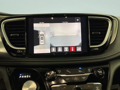 Used 2023 Chrysler Pacifica Limited w/ Uconnect Theater Family Group FWD image 23
