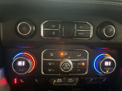 Used 2021 Chevrolet Suburban Z71 w/ Rear Media and Nav Package AWD/4WD image 19