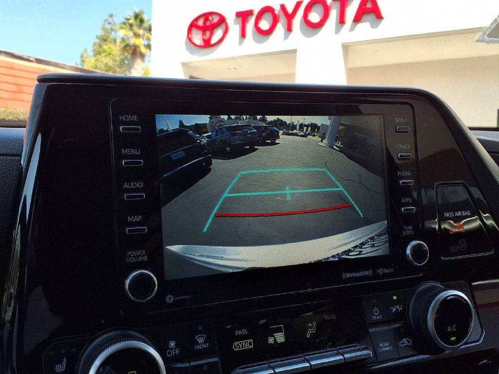 Used 2021 Toyota Highlander XLE FWD image 10