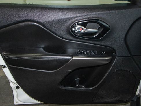 Used 2021 Jeep Cherokee Latitude image 10