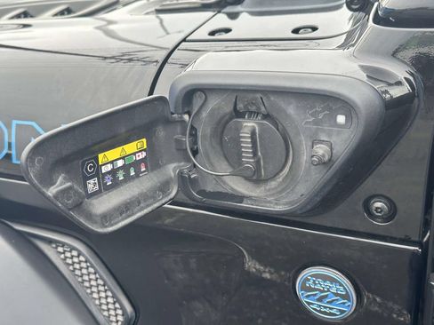 Used 2022 Jeep Wrangler Unlimited Rubicon 4xe AWD/4WD image 11