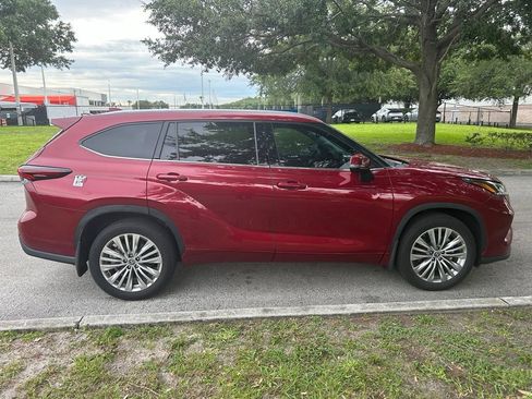 Used 2024 Toyota Highlander Platinum FWD image 7