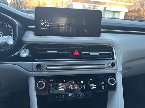 Used 2025 Genesis G70 2.5T image 7