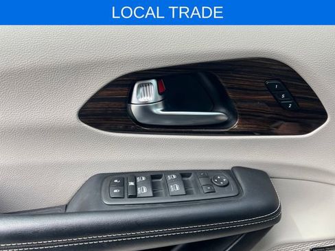 Used 2022 Chrysler Pacifica Limited w/ Uconnect Theater Family Group FWD image 35