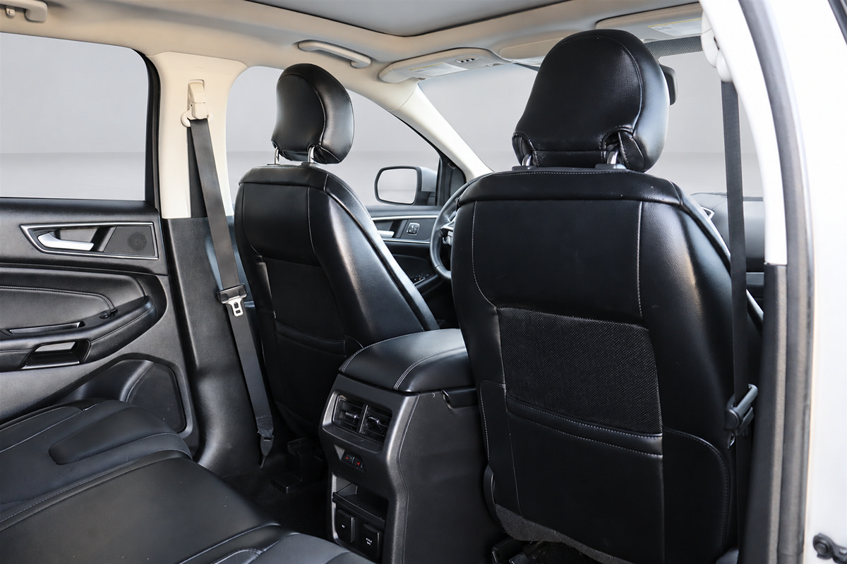 Used 2018 Ford Edge Titanium w/ Equipment Group 302A FWD image 15